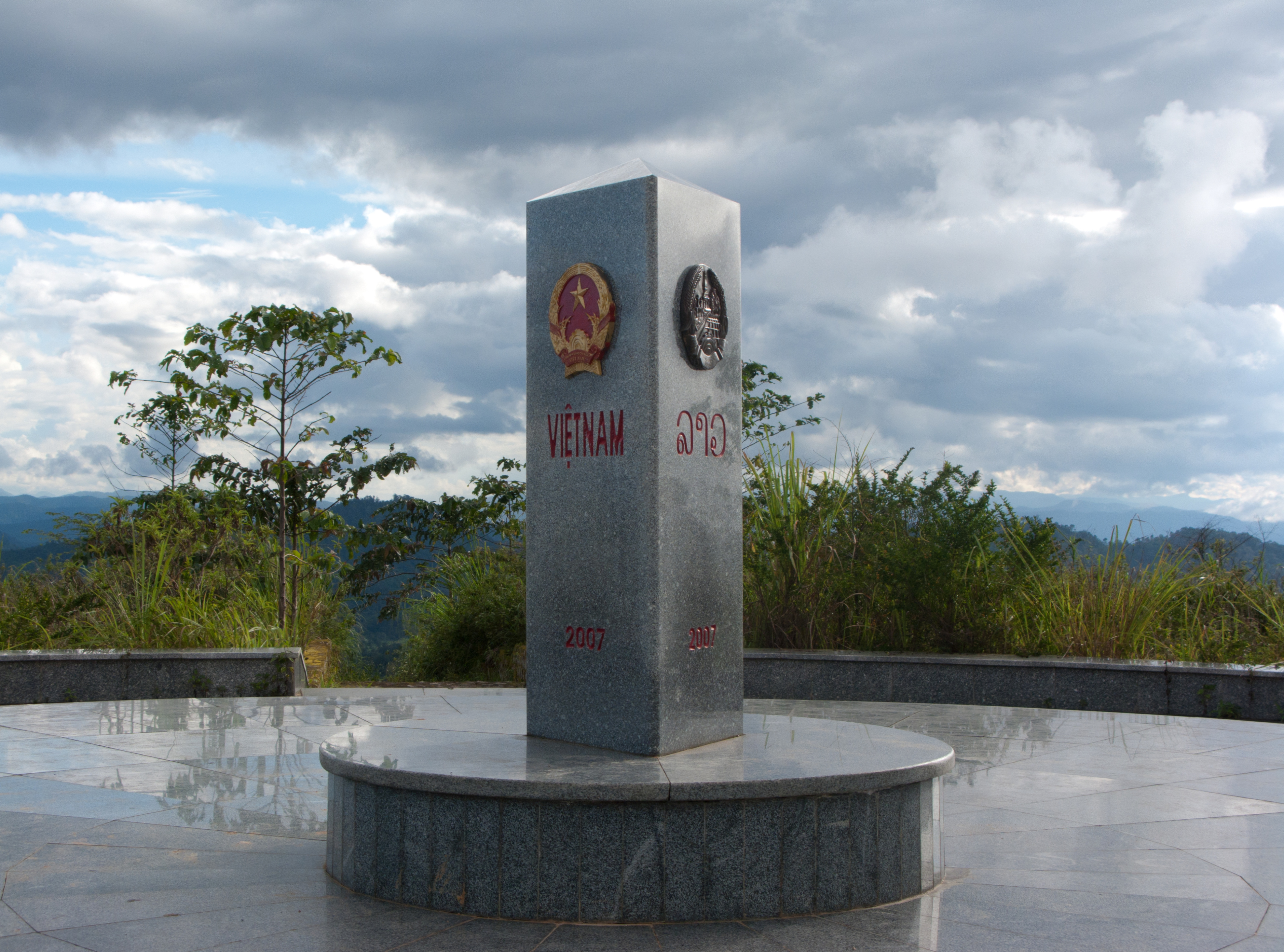 Cot_moc_bien_gioi_Viet-Lao-Cam_(4)